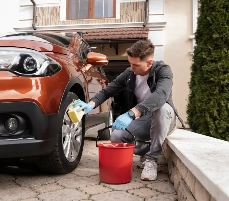 Lavage auto à domicile Blonville-sur-Mer : professionnel intervenant sur un véhicule